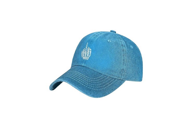 Casquette couleur bleu jean avec doigt d'honneur en main de squelette