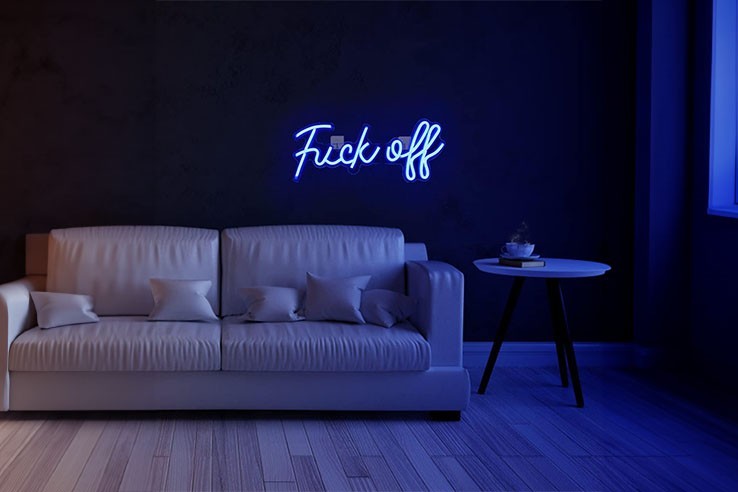 Néon bleu applique mural avec inscription "Fuck off"