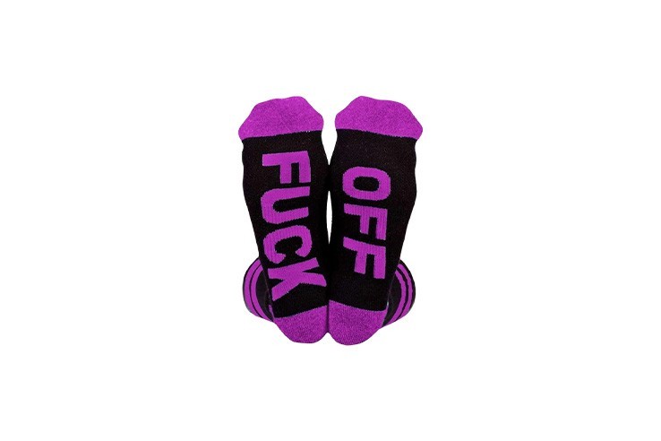 Paire de chaussette noir et violet drôle inscription Fuck Off en dessous unisexe